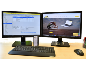 Zu sehen sind zwei Bildschirme mit dem Handwerkerprogramm smart Dach und der Website der A. Icking GmbH. Auch ist ein Smartphone mit der Handwerkerapp smart Dach zu sehen